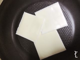 1、咸蛋黄芝士夹心蛋糕,先制作咸蛋黄芝士酱。咸蛋黄入烤箱上下火150度烤15分钟。芝士片入不粘锅小火融化