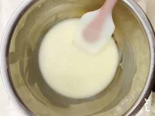 3、咸蛋黄芝士夹心蛋糕,植物油加热到底部有密集小气泡，倒入过筛好的低粉烫面