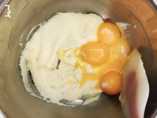 5、咸蛋黄芝士夹心蛋糕,加入蛋黄