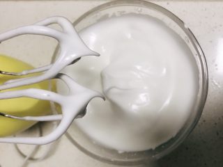 7、咸蛋黄芝士夹心蛋糕,蛋白加白醋，分三次加糖，打发至如图弯钩状