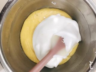 8、咸蛋黄芝士夹心蛋糕,1/2的蛋白糊加入蛋黄糊中，切拌均匀