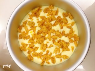 10、咸蛋黄芝士夹心蛋糕,将2/3的面糊倒入6寸模具中，挤上芝士酱，挤成网格状；冬天天气太冷，如果结块挤不动，可以用厨房剪刀剪碎撒在面糊上