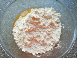 4、芝麻核桃一口酥,加入混合好的低筋面粉、泡打粉和小苏打。