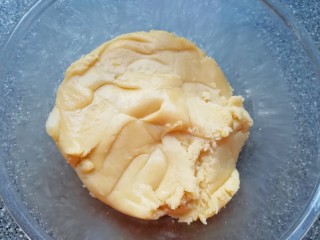 5、芝麻核桃一口酥,用硅胶刮铲翻拌成团。