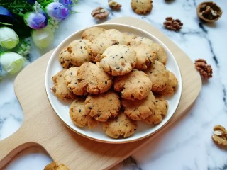 18、芝麻核桃一口酥,一会儿半烤盘就不见了。