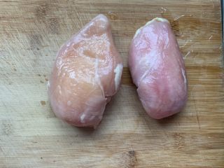 1、香煎鸡胸肉,两块鸡胸肉解冻