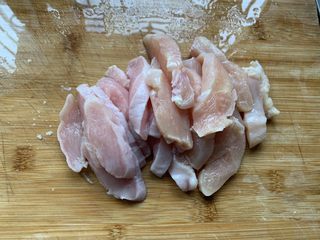 3、香煎鸡胸肉,切成小块