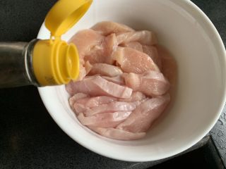 4、香煎鸡胸肉,装进碗中，倒入料酒