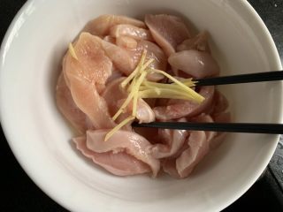 5、香煎鸡胸肉,生姜丝