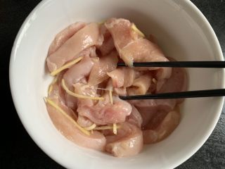 6、香煎鸡胸肉,搅拌均匀，稍微腌制一会