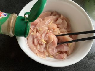 7、香煎鸡胸肉,撒入胡椒粉