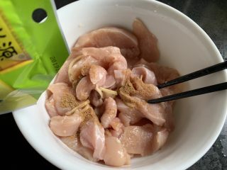 8、香煎鸡胸肉,一些椒盐粉