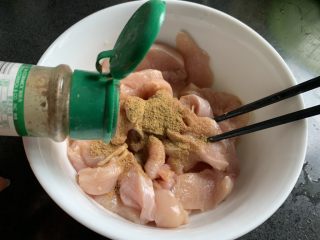 9、香煎鸡胸肉,十三香