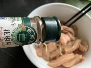 11、香煎鸡胸肉,少许花椒粉