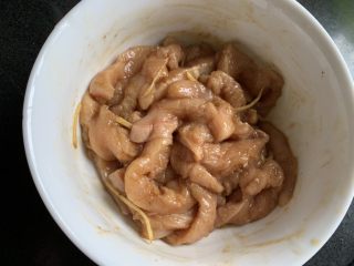 14、香煎鸡胸肉,搅拌均匀，腌制几分钟入味