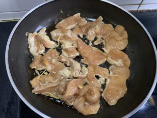 15、香煎鸡胸肉,热锅倒油，下入鸡胸肉，煎至一面变色翻面