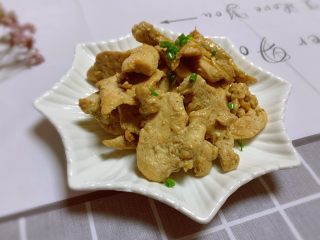 18、香煎鸡胸肉,装盘，撒上葱花