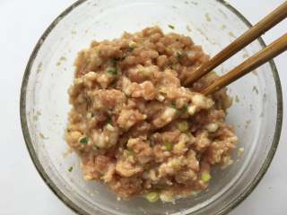 3、红油抄手,肉末中放入1g盐、5g葱花、5g姜末、2g生抽、3g玉米油、2g玉米淀粉、少许鸡精和少许白胡椒粉，顺一个方向搅拌均匀备用