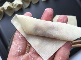 6、红油抄手,卷好后，在皮的一端抹点清水