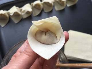 8、红油抄手,两端交错合在一起，并将封口捏紧即可