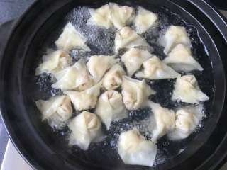 10、红油抄手,抄手包好后下入沸水中