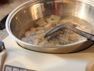 4、糖醋莲藕,放入切好的藕丁，煮三分钟。