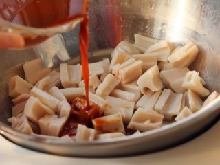 8、糖醋莲藕,倒入糖醋汁。