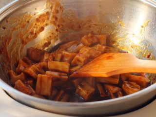 10、糖醋莲藕,程序 结束后倒入淀粉搅拌一下即可。