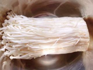 1、培根卷金针菇,金针菇洗净沥干水分