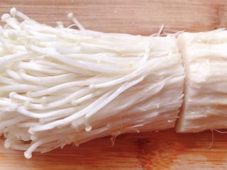 2、培根卷金针菇,根部切掉大概4公分