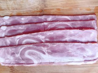 4、培根卷金针菇,培根从中间切开