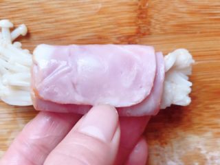 6、培根卷金针菇,从一头卷起来,卷紧实一点