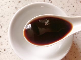 8、培根卷金针菇,调制酱料:倒一调羹蚝油