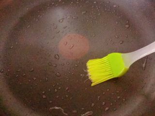 11、培根卷金针菇,放平底锅,开火,刷一层薄薄的油