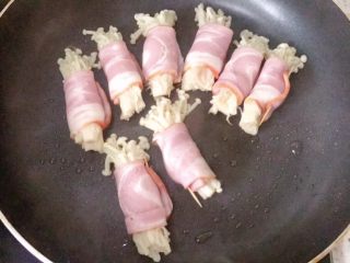 12、培根卷金针菇,放入培根卷,中小火煎