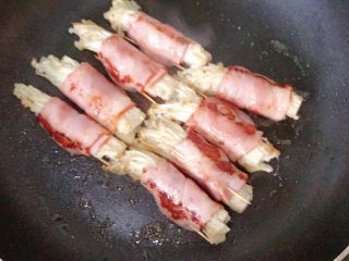 13、培根卷金针菇,一面煎黄煎另一面,每个面都要煎到