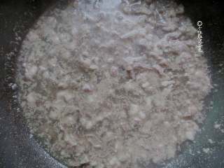 3、肥牛饭,肥牛泡出血水后，再放入锅中煮开