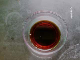 5、肥牛饭,我们可以制作一下料汁。在小碗中加入清水、盐，糖，生抽和蚝油，之后把它们搅拌均匀。