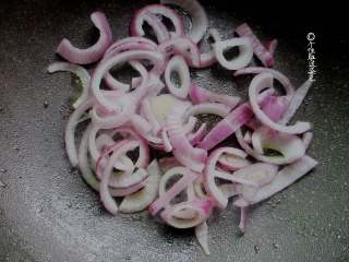 6、肥牛饭,起锅热油，放入洋葱，翻炒至出味