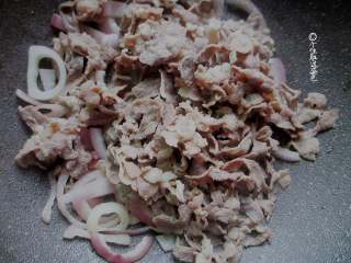 7、肥牛饭,加入肥牛，再翻炒几下