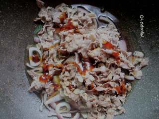 8、肥牛饭,把之前调好的料汁倒入锅中，继续用铲子不停地翻炒，直到锅中的汤汁逐渐变少，变浓稠即可出锅。