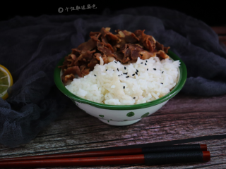 11、肥牛饭,用肥牛片包着米饭吃，汤汁拌着米饭吃
