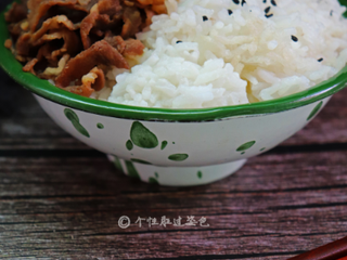 10、肥牛饭,可以搭配米饭来吃，把做好的菜放到米饭上，蔬菜摆在周围，汤汁也可以浇在米饭上面，吃起来会更香。荤素搭配，营养又美味的肥牛饭就做好了。