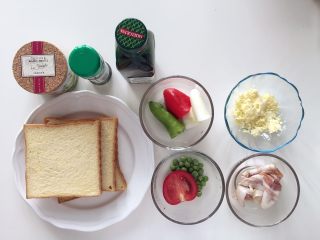 1、小芽早餐-法式吐司披萨盏 ,准备好所有食材