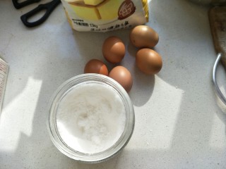 1、无水纸杯蛋糕,准备食材:鸡蛋，糖，面粉等