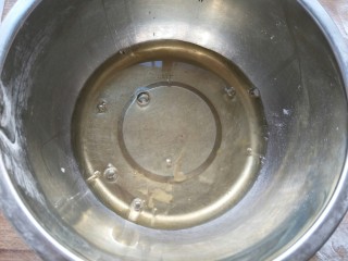 2、无水纸杯蛋糕,把蛋清和蛋黄打开并分离。