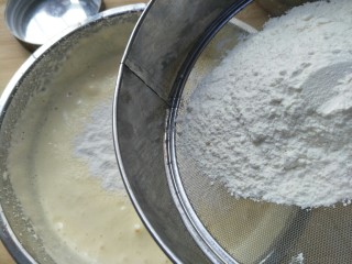 8、无水纸杯蛋糕,把蛋糕粉过筛。