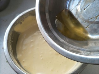 11、无水纸杯蛋糕,然后倒入玉米油20克。