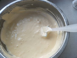 10、无水纸杯蛋糕,用刮刀上下翻动着搅拌均匀。