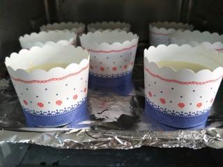 16、无水纸杯蛋糕,放入烤箱中层，140度35分钟。